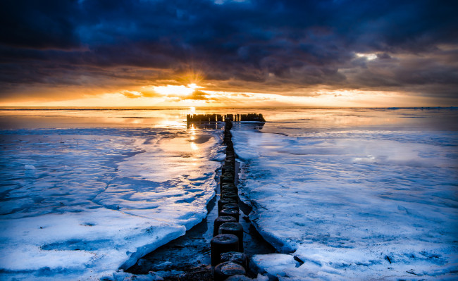 Обои картинки фото природа, восходы, закаты, лёд, сваи, море, закат