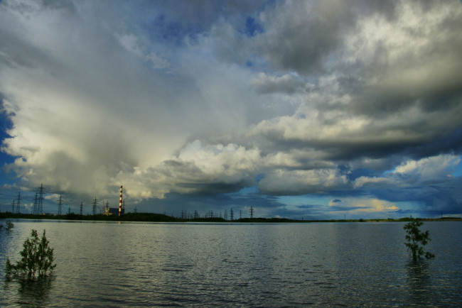 Обои картинки фото природа, нижневартовска, реки, озера, облака, небо, нижневартовск, труба, озеро