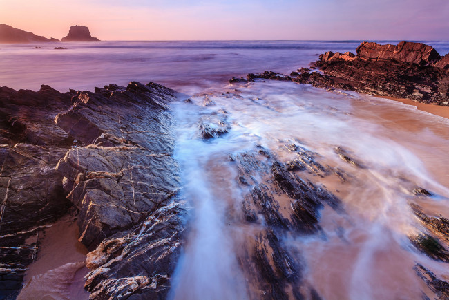 Обои картинки фото природа, побережье, море, камни, скалы, волны, пена, закат, небо