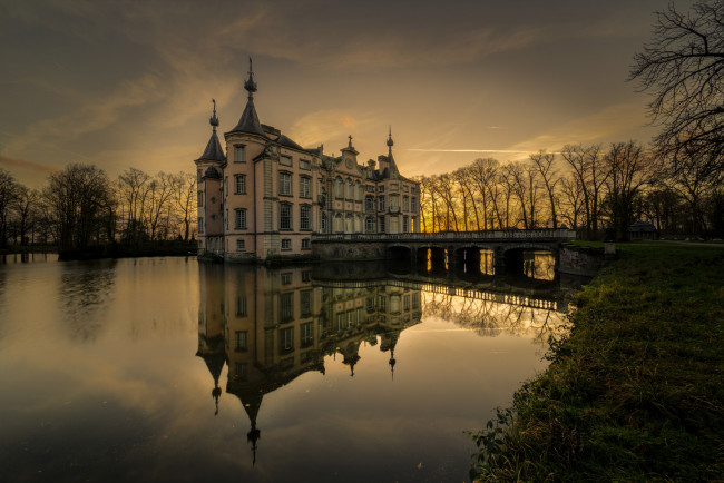 Обои картинки фото kasteel van poeke, города, замки бельгии, замок, сумерки, пруд