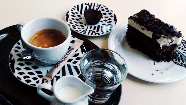 Обои картинки фото еда, кофе,  кофейные зёрна, пирожное, сливки, чашка