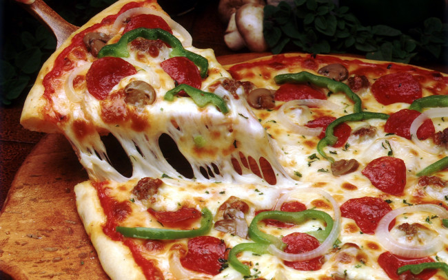 Обои картинки фото еда, пицца, лук, перец, салями, шампиньоны, помидоры