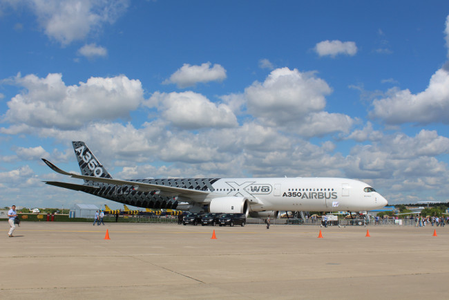 Обои картинки фото airbus a350, авиация, пассажирские самолёты, макs, 2017, a350, airbus, авиакосмический, салон, жуковский