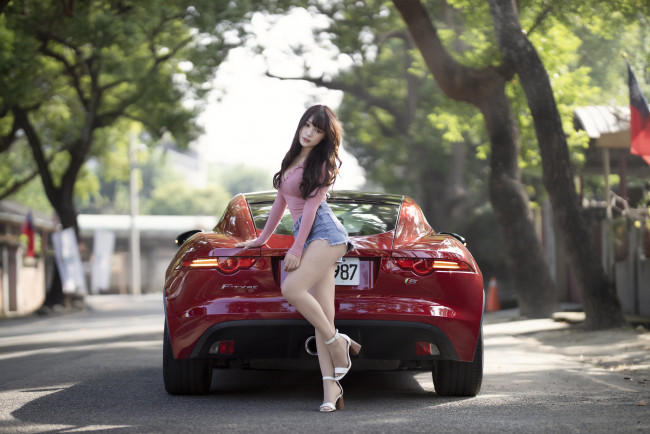 Обои картинки фото автомобили, -авто с девушками, модель, брюнетка, взгляд, на, зрителя, длинные, волосы, шорты, каблуки, женщины, с, автомобилями, красный, роскошные, jaguar, f-type