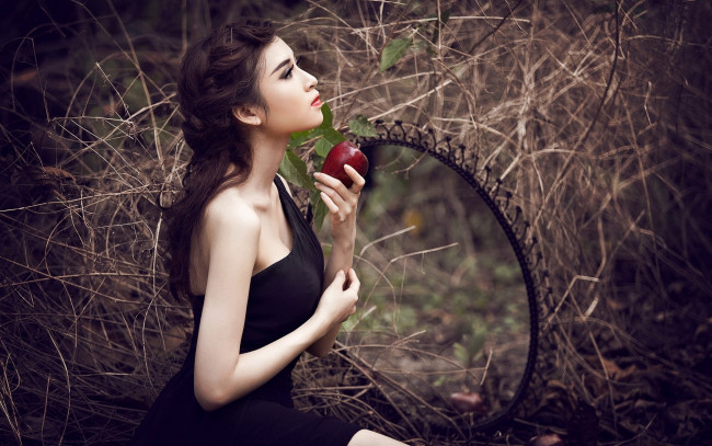 Обои картинки фото девушки, - брюнетки,  шатенки, зеркало, яблоко, брюнетка, черное, платье