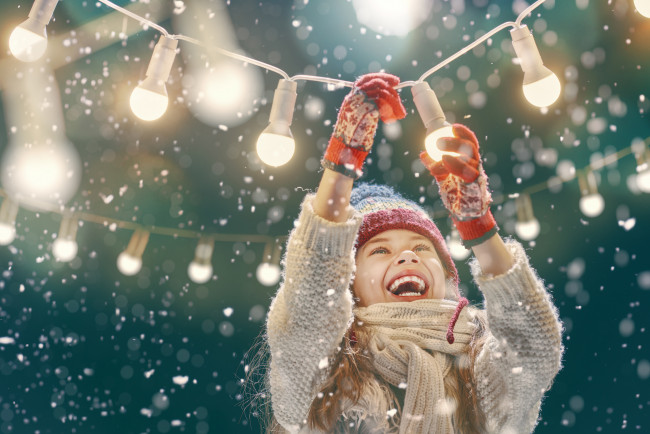 Обои картинки фото разное, дети, девочка, лампочки, снег, перчатки, свитер
