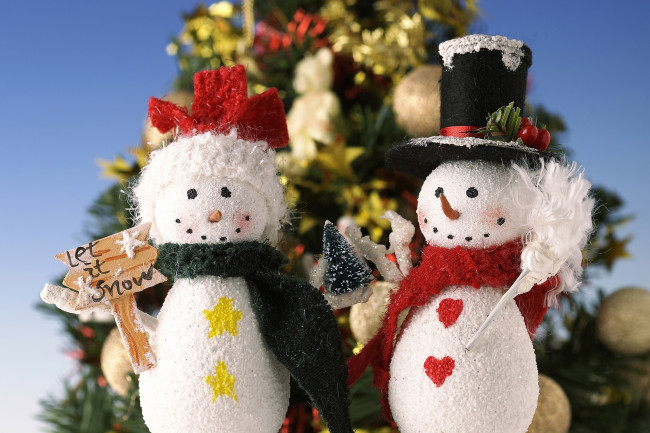 Обои картинки фото праздничные, снеговики, ёлочка, парочка, украшения