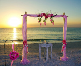 Картинка интерьер декор +отделка +сервировка цветы столик арка закат пляж берег