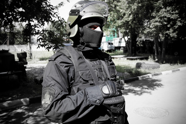 Обои картинки фото оружие, армия, спецназ, шлем, офицер