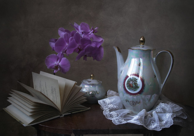 Обои картинки фото цветы, орхидеи, натюрморт, чайник, книга