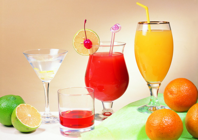 Обои картинки фото еда, напитки,  сок, трубочки, апельсины, сок, лимоны, стаканы