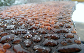 Картинка разное капли +брызги +всплески macro rocks pavement rain drops water вода дождь мостовая тротуар камни булыжники макро