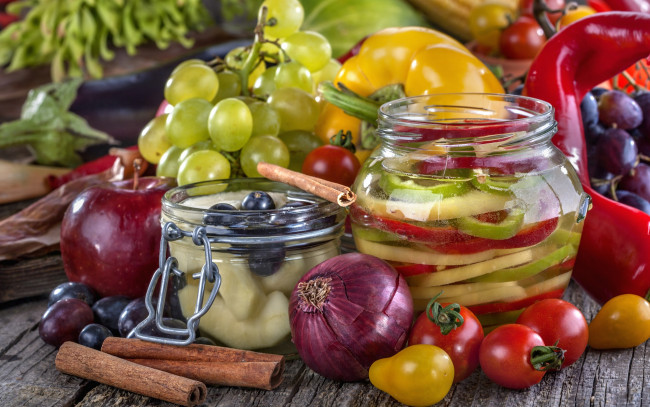Обои картинки фото еда, консервация, корица, виноград, помидоры, лук, перец