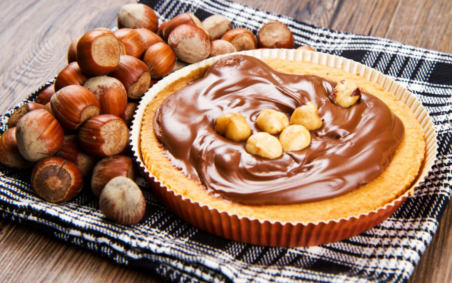 Обои картинки фото еда, пироги, пирог, шоколад, крем, орехи, лесные, фундук, выпечка, десерт