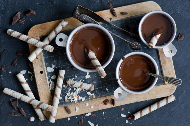 Обои картинки фото еда, конфеты,  шоколад,  сладости, сладости, трубочки, чашки, горячий, шоколад