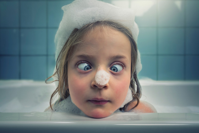 Обои картинки фото юмор и приколы, девочка, ванна, пена