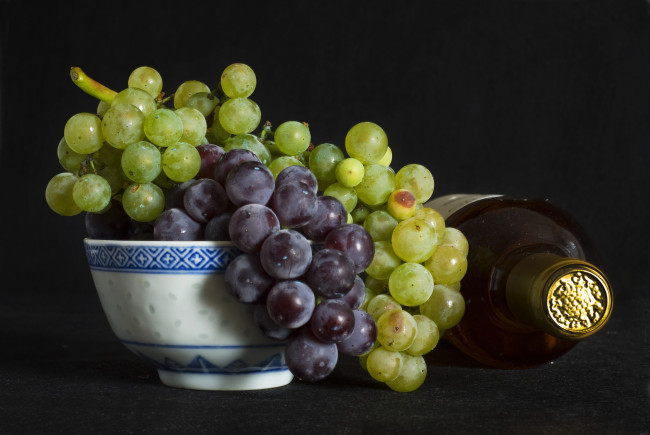 Обои картинки фото еда, виноград, бутылка, кисть, чаша