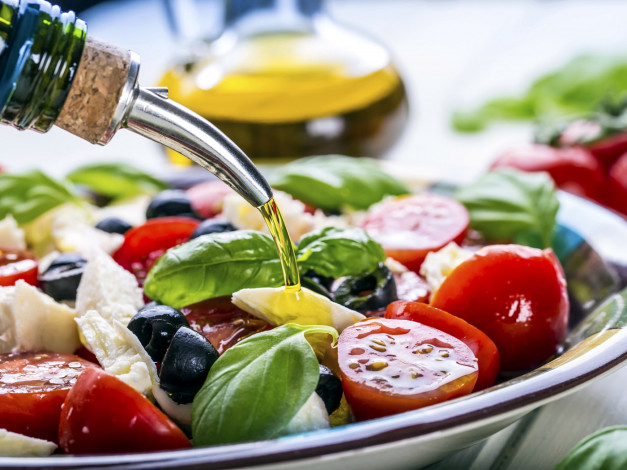 Обои картинки фото еда, салаты,  закуски, маслины, базилик, масло, помидоры, томаты
