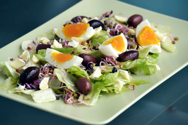 Обои картинки фото еда, салаты,  закуски, оливки, яйца, салат