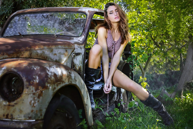 Обои картинки фото девушки, -unsort , брюнетки, темноволосые, лес, поза, авто