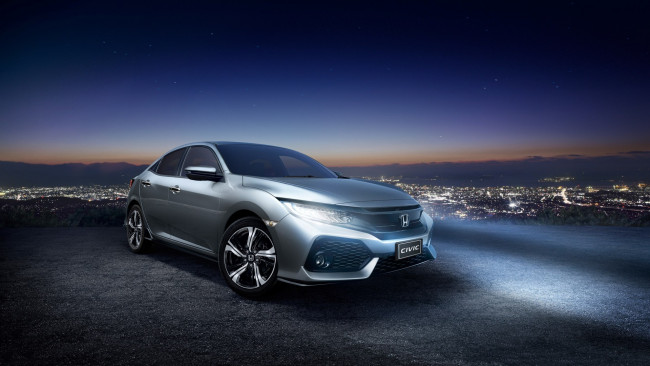 Обои картинки фото автомобили, honda, серебристый, площадка, панорама, город