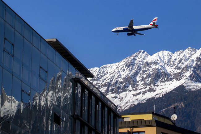 Обои картинки фото авиация, пассажирские самолёты, самолёт, горы, здание
