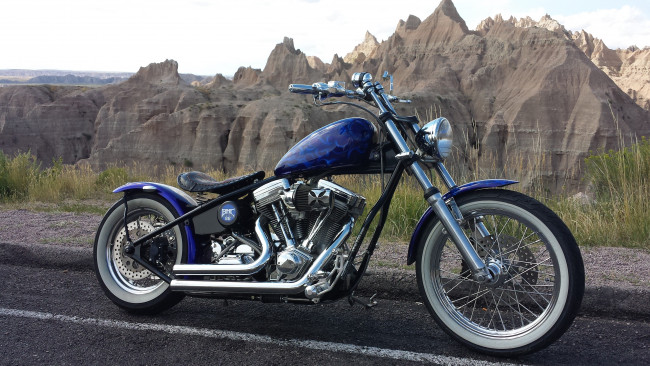 Обои картинки фото harley-davidson 88c hard tail bobber, мотоциклы, harley-davidson, харлей, боббер, обочина, горы, синий, дорога