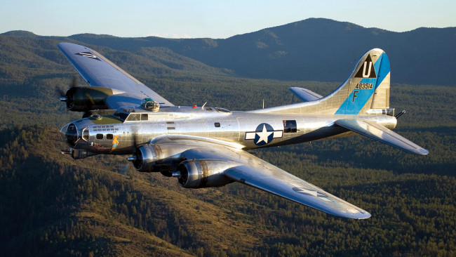 Обои картинки фото авиация, боевые самолёты, b-17, ретро, горы, небо, бомбардировщик, flying, fortress, летающая, крепость