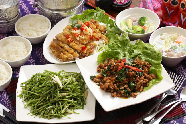 Обои картинки фото еда, салаты,  закуски, мясо, овощи, ассорти, блюда, тайваньская, кухня, рис, салат, суп