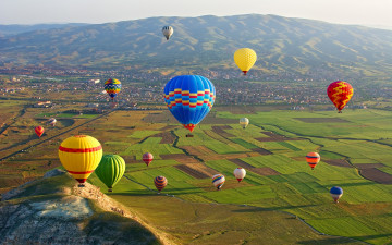 обоя авиация, воздушные шары, солнце, воздушные, шары, в, небе, вид, сверху, долина, горы, дома, панорама, аэростаты, поля, турция, goreme, national, park, cappadocia