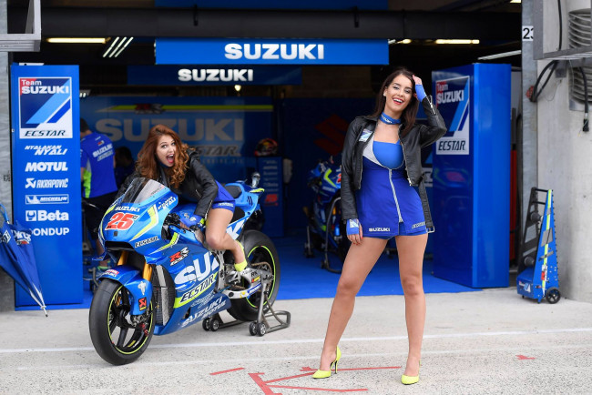 Обои картинки фото мотоциклы, мото с девушкой, suzuki