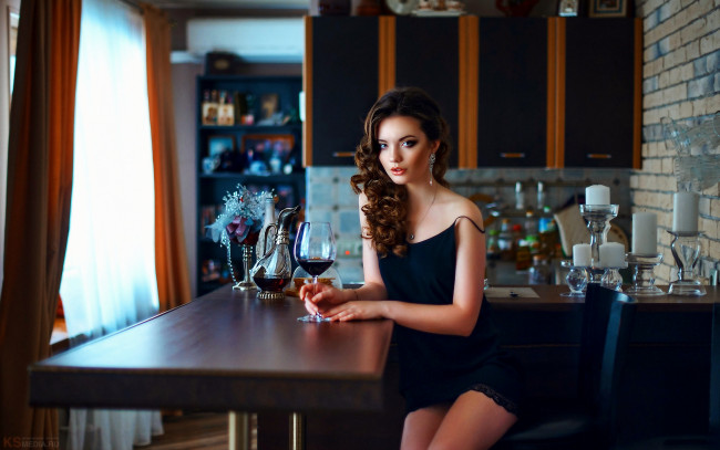 Обои картинки фото девушки, -unsort , брюнетки, темноволосые, вино, бокал, локоны