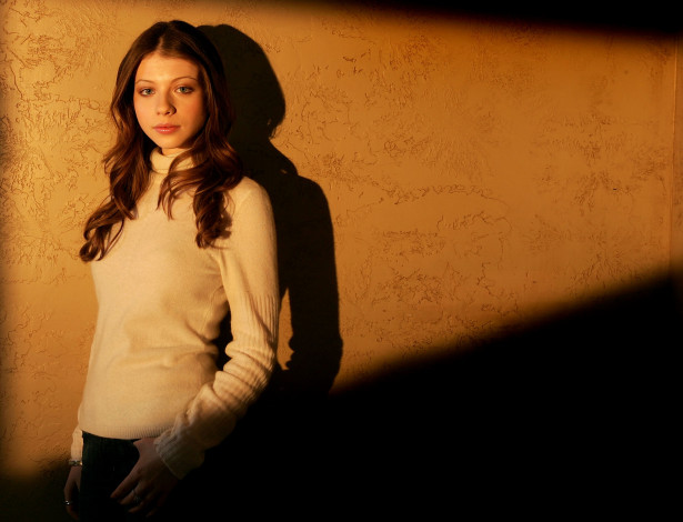 Обои картинки фото девушки, michelle trachtenberg, актриса, шатенка, свитер