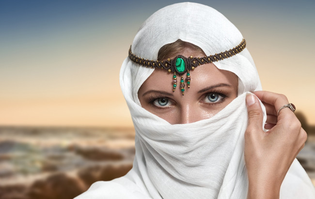 Обои картинки фото разное, глаза, девушка, модель, лицо, белый, камень, бирюза, красотка, портрет, взгляд, макияж, хиджаб, платок, ресницы
