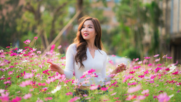 Картинка девушки -+азиатки шатенка свитер цветы