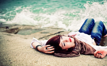 Картинка девушки -+азиатки шарф блузка джинсы море