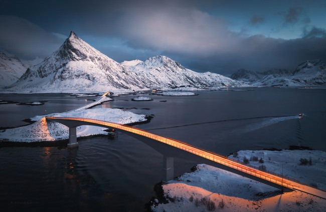 Обои картинки фото лофотенские острова, города, лофотенские острова , норвегия, трасса, горы, снег, зима, траффик
