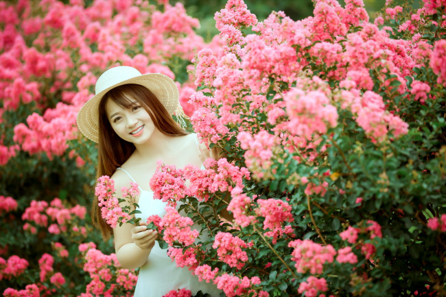 Обои картинки фото девушки, - азиатки, шляпа, рыжая, платье, кусты, цветы