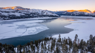 Картинка природа реки озера замерзшее озеро деревья заснеженные горы голубое небо