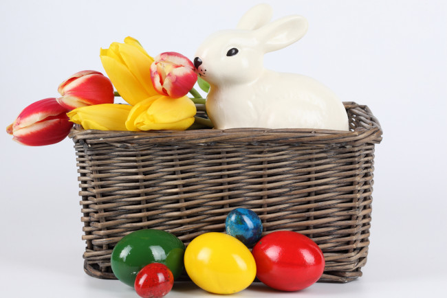 Обои картинки фото праздничные, пасха, корзинка, яйца, тюльпаны, кролик