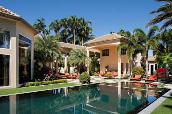 Картинка города здания дома бассейн лежаки пальмы
