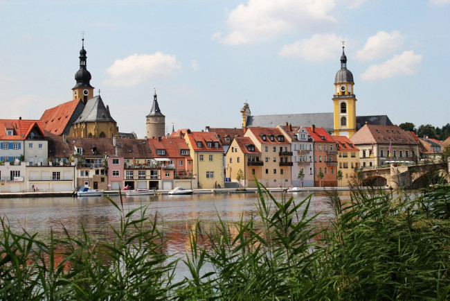 Обои картинки фото города, панорамы, здания, набережная, камыши, река, kitzingen, germany