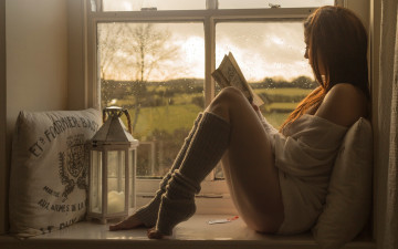 Картинка Читает+книгу девушки -unsort+ брюнетки +шатенки сидит окно подоконник девушка комфорт уют книга читает дождь носочки капли секси ножки
