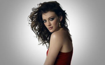 обоя девушки, hilary duff, серьги, топ, взгляд, хилари, дафф, актриса, брюнетка