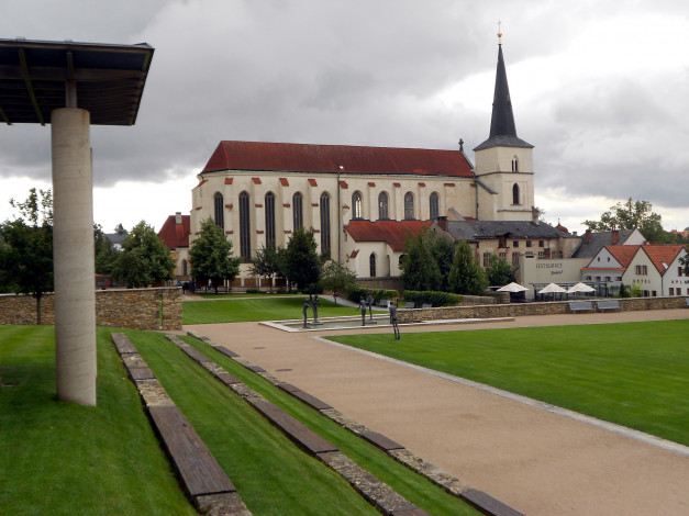 Обои картинки фото литомышль Чехия, города, - католические соборы,  костелы,  аббатства, лужайки