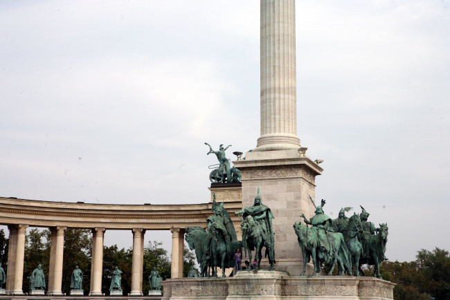 Обои картинки фото города, будапешт , венгрия, статуи, колонна