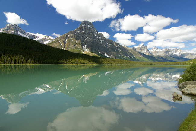 Обои картинки фото природа, реки, озера, отражение, лес, озеро, горы, облака, небо, канада
