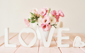Картинка праздничные день+святого+валентина +сердечки +любовь любовь цветы буквы сердце love букет ваза heart эустома bouguet