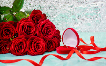 Картинка праздничные подарки+и+коробочки коробка розы букет кольцо лента сердечко