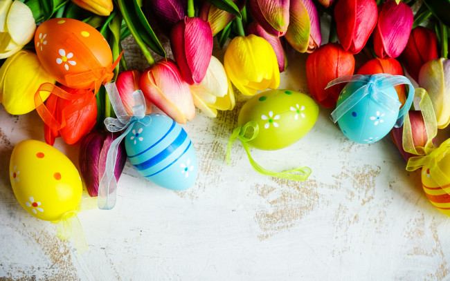 Обои картинки фото праздничные, пасха, цветы, colorful, тюльпаны, happy, flowers, tulips, easter, eggs, крашеные, яйца